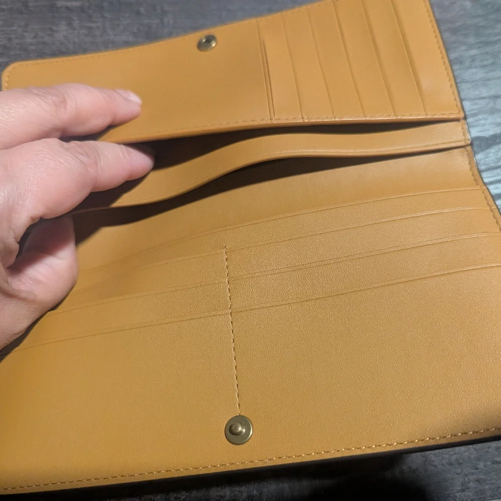 Coach Essential Slim white wallet with New York and Cherry Design - Picture 5 of 5